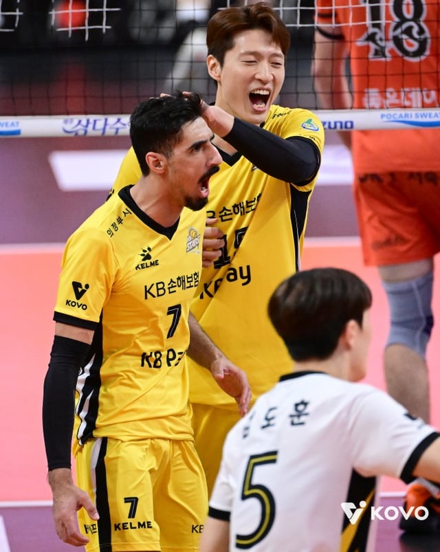 KB손해보험 야쿱(맨 왼쪽)이 득점 후 동료들과 환호하고 있다 . /사진=한국배구연맹 제공