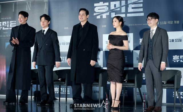 (서울=뉴스1) 권현진 기자 = 배우 조인성(왼쪽부터)과 박정민, 박해준, 신세경, 류승완 감독이 12일 서울 광진구 롯데시네마 건대입구에서 열린 영화 '휴민트‘ 제작보고회에서 인사를 하고 있다. '휴민트'는 비밀도, 진실도 차가운 얼음 바다에 수장되는 블라디보스토크에서 서로 다른 목적을 가진 이들이 격돌하는 이야기를 그린 작품이다. 2026.1.12/뉴스1 Copyright © 뉴스1. All rights reserved. 무단 전재 및 재배포, AI학습 이용 금지. /사진=(서울=뉴스1) 권현진 기자