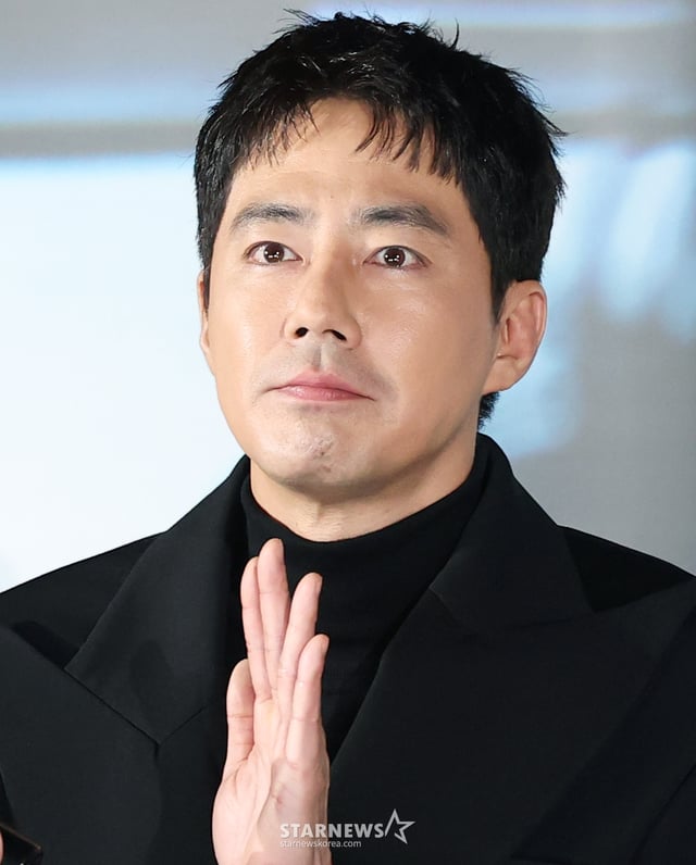 (서울=뉴스1) 권현진 기자 = 배우 조인성이 12일 서울 광진구 롯데시네마 건대입구에서 열린 영화 '휴민트‘감독 류승완) 제작보고회에 참석해 객석을 바라보고 있다. '휴민트'는 비밀도, 진실도 차가운 얼음 바다에 수장되는 블라디보스토크에서 서로 다른 목적을 가진 이들이 격돌하는 이야기를 그린 작품이다. 2026.1.12/뉴스1 Copyright © 뉴스1. All rights reserved. 무단 전재 및 재배포, AI학습 이용 금지. /사진=(서울=뉴스1) 권현진 기자