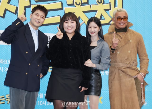 전현무, 이수지, 이세희, 추성훈이 12일 오후 서울 마포구 상암동 스탠포드호텔에서 진행된 JTBC 예능 '혼자는 못 해' 제작발표회에 참석해 포즈를 취하고 있다. /2026.01.12 /사진=이동훈 photoguy@