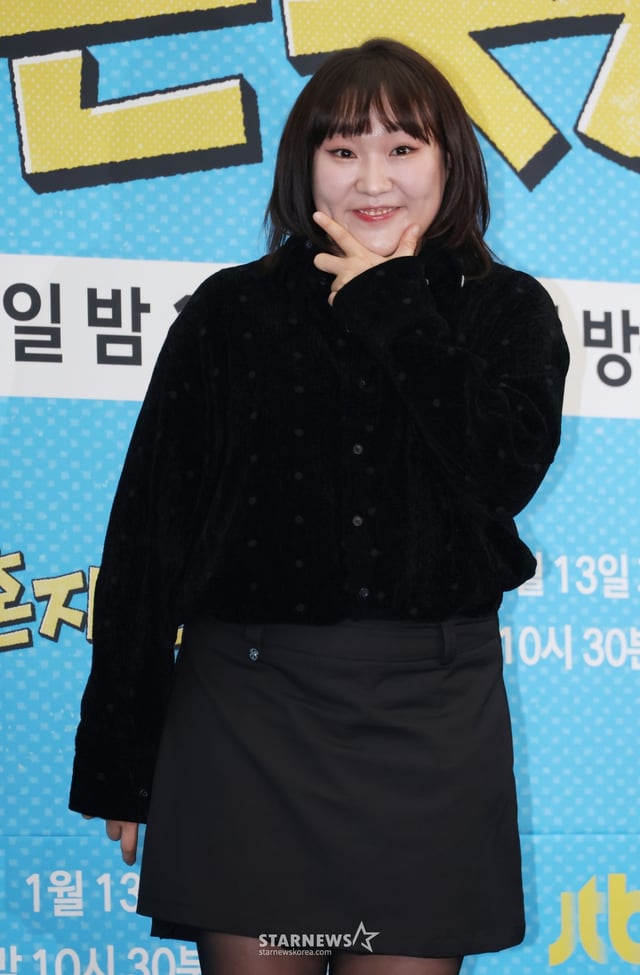 코미디언 이수지가 12일 오후 서울 마포구 상암동 스탠포드호텔에서 진행된 JTBC 예능 '혼자는 못 해' 제작발표회에 참석해 포즈를 취하고 있다. /2026.01.12 /사진=이동훈 photoguy@