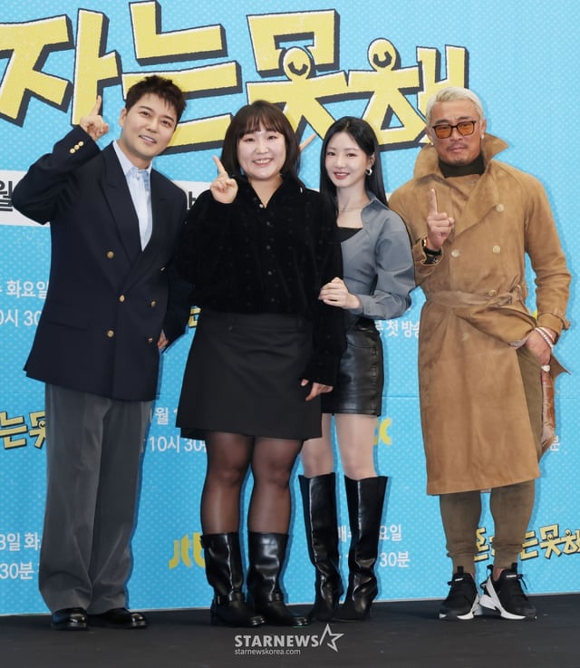 전현무, 이수지, 이세희, 추성훈이 12일 오후 서울 마포구 상암동 스탠포드호텔에서 진행된 JTBC 예능 '혼자는 못 해' 제작발표회에 참석해 포즈를 취하고 있다. /2026.01.12 /사진=이동훈 photoguy@