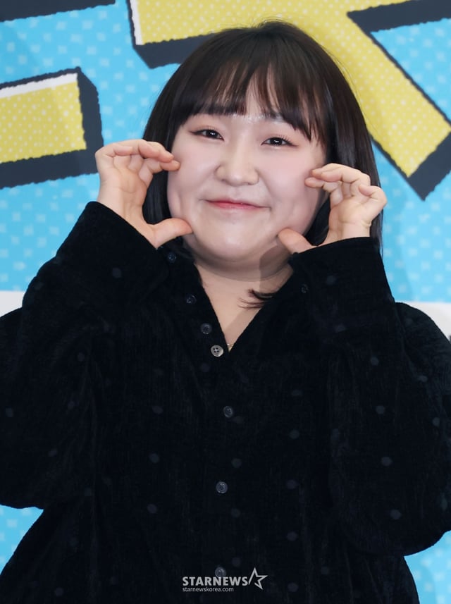 코미디언 이수지가 12일 오후 서울 마포구 상암동 스탠포드호텔에서 진행된 JTBC 예능 '혼자는 못 해' 제작발표회에 참석해 포즈를 취하고 있다. /2026.01.12 /사진=이동훈 photoguy@