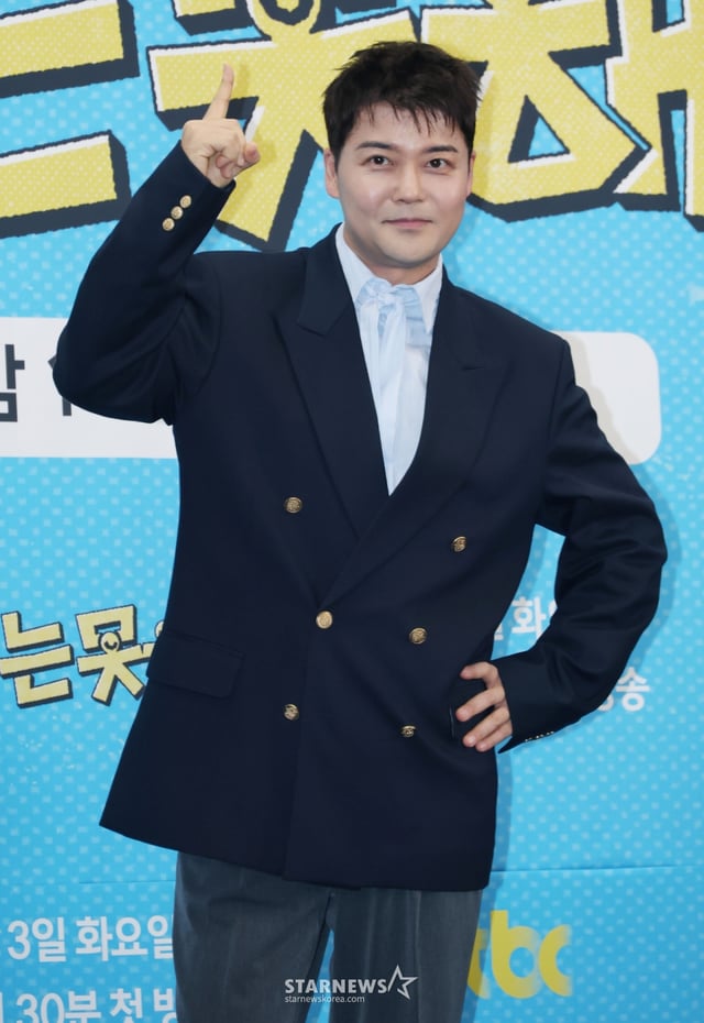 방송인 전현무가 12일 오후 서울 마포구 상암동 스탠포드호텔에서 진행된 JTBC 예능 '혼자는 못 해' 제작발표회에 참석해 포즈를 취하고 있다. /2026.01.12 /사진=이동훈 photoguy@