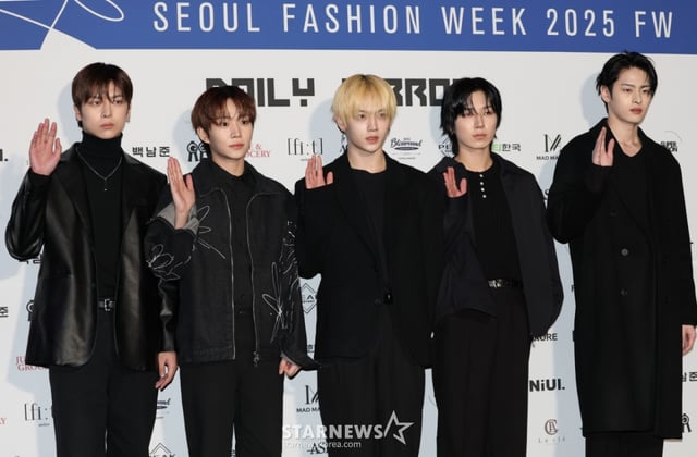 (서울=뉴스1) 권현진 기자 = 노매드 도의, 상하, 원, 리버 준호가 7일 서울 중구 동대문디자인플라자(DDP)에서 열린 ‘2025 F/W서울패션위크’ ‘데일리미러’ 컬렉션에 참석해 포즈를 취하고 있다. 2025.2.7/뉴스1 Copyright © 뉴스1. All rights reserved. 무단 전재 및 재배포, AI학습 이용 금지. /사진=(서울=뉴스1) 권현진 기자