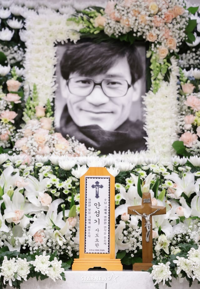 혈액암 투병 끝에 74세를 일기로 별세한 '국민 배우' 故 안성기의 빈소가 5일 서울성모병원 장례식장에 마련된 가운데 고인의 영정사진이 제단에 놓여 있다. /사진공동취재단 2026.01.05 /사진=이동훈 photoguy@