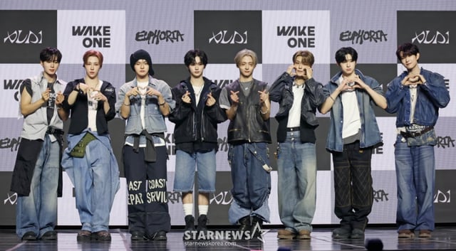 그룹 알파드라이브원(리오, 준서, 아르노, 건우, 상원, 씬롱, 안신, 상현)이 12일 오후 서울 용산구 블루스퀘어에서 진행된 미니 1집 ‘EUPHORIA’(유포리아) 발매기념 쇼케이스에서 포즈를 취하고 있다. 데뷔 앨범인 ‘EUPHORIA’에는 선공개곡 ‘FORMULA’(포뮬러)와 타이틀곡 ‘FREAK ALARM’(프릭 알람)을 비롯해 ‘Raw Flame’(로우 플레임), ‘Chains’(체인스), ‘Never Been 2 Heaven’(네버 빈 투 헤븐), ‘Cinnamon Shake’(시나몬 셰이크)까지 총 6곡이 수록됐다. /2026.01.12 /사진=이동훈 photoguy@