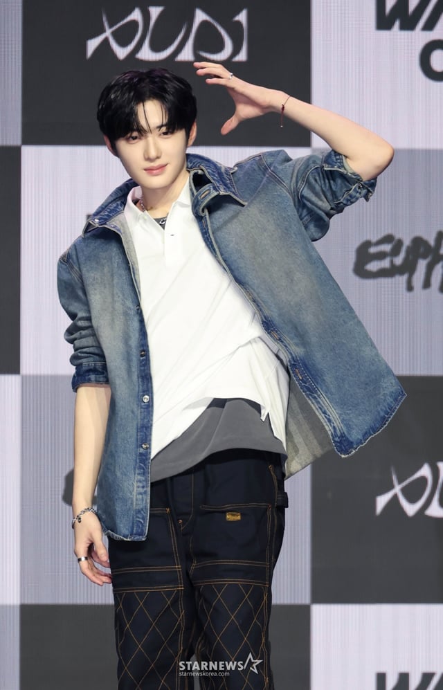 그룹 알파드라이브원 상현이 12일 오후 서울 용산구 블루스퀘어에서 진행된 미니 1집 ‘EUPHORIA’(유포리아) 발매기념 쇼케이스에서 포즈를 취하고 있다. 데뷔 앨범인 ‘EUPHORIA’에는 선공개곡 ‘FORMULA’(포뮬러)와 타이틀곡 ‘FREAK ALARM’(프릭 알람)을 비롯해 ‘Raw Flame’(로우 플레임), ‘Chains’(체인스), ‘Never Been 2 Heaven’(네버 빈 투 헤븐), ‘Cinnamon Shake’(시나몬 셰이크)까지 총 6곡이 수록됐다. /2026.01.12 /사진=이동훈 photoguy@