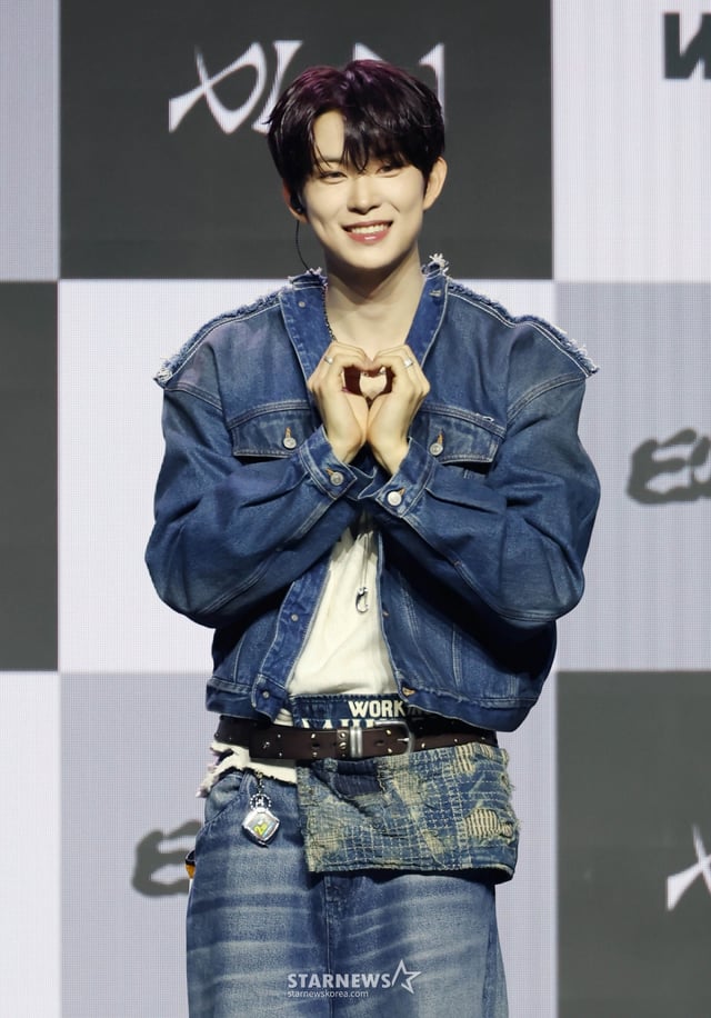 그룹 알파드라이브원 건우가 12일 오후 서울 용산구 블루스퀘어에서 진행된 미니 1집 ‘EUPHORIA’(유포리아) 발매기념 쇼케이스에서 포즈를 취하고 있다. 데뷔 앨범인 ‘EUPHORIA’에는 선공개곡 ‘FORMULA’(포뮬러)와 타이틀곡 ‘FREAK ALARM’(프릭 알람)을 비롯해 ‘Raw Flame’(로우 플레임), ‘Chains’(체인스), ‘Never Been 2 Heaven’(네버 빈 투 헤븐), ‘Cinnamon Shake’(시나몬 셰이크)까지 총 6곡이 수록됐다. /2026.01.12 /사진=이동훈 photoguy@