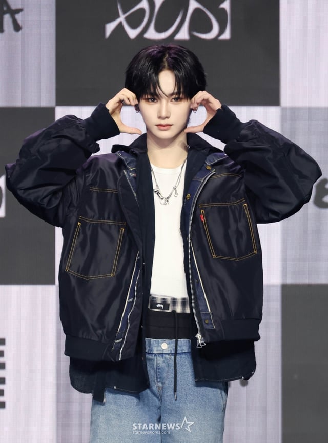 그룹 알파드라이브원 안신이 12일 오후 서울 용산구 블루스퀘어에서 진행된 미니 1집 ‘EUPHORIA’(유포리아) 발매기념 쇼케이스에서 포즈를 취하고 있다. 데뷔 앨범인 ‘EUPHORIA’에는 선공개곡 ‘FORMULA’(포뮬러)와 타이틀곡 ‘FREAK ALARM’(프릭 알람)을 비롯해 ‘Raw Flame’(로우 플레임), ‘Chains’(체인스), ‘Never Been 2 Heaven’(네버 빈 투 헤븐), ‘Cinnamon Shake’(시나몬 셰이크)까지 총 6곡이 수록됐다. /2026.01.12 /사진=이동훈 photoguy@