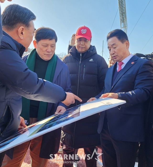 유니폼 가안 등에 대한 약식 보고를 듣고 있는 김두겸 시장(왼쪽)과 허구연 총재(왼쪽에서 2번째). /사진=박수진 기자