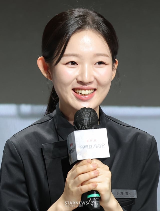 (서울=뉴스1) 권현진 기자 = 셰프 아기맹수가 17일 오전 서울 종로구 JW메리어트동대문스퀘어에서 열린 넷플릭스 예능 '흑백요리사: 요리 계급 전쟁2'(이하 '흑백요리사2') 제작발표회에 참석해 인사말을 하고 있다. '흑백요리사2'는 오직 맛으로 계급을 뒤집으려는 재야의 고수 '흑수저' 셰프들과 이를 지키려는 대한민국 최고 수준의 스타 셰프 '백수저'들이 펼치는 요리 서바이벌 예능이다. 2025.12.17/뉴스1 Copyright © 뉴스1. All rights reserved. 무단 전재 및 재배포, AI학습 이용 금지. /사진=(서울=뉴스1) 권현진 기자