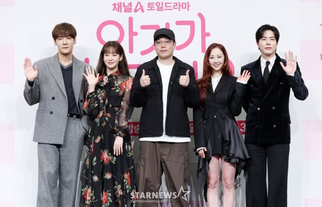 배우 최진혁, 오연서, 김진성 감독, 배우 홍종현, 김다솜이 13일 서울 구로구 더링크호텔에서 진행된 채널A 토일드라마 '아기가 생겼어요' 제작발표회에 참석해 포즈를 취하고 있다. /2026.01.13 /사진=김휘선 hwijpg@