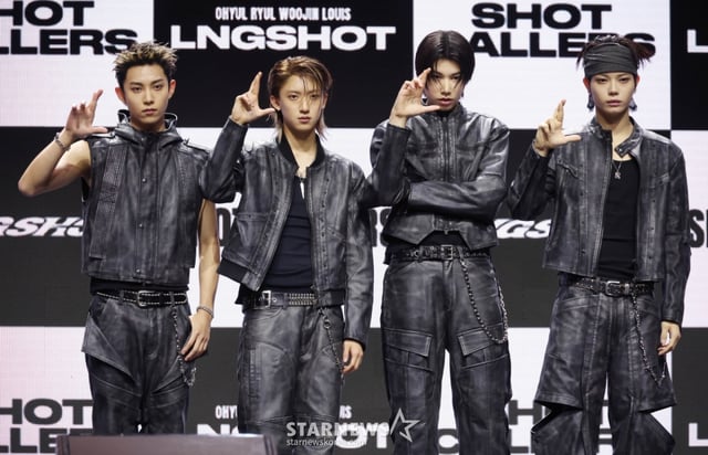 그룹 롱샷(오율, 률, 우진, 루이)이 13일 오후 서울 영등포구 명화라이브홀에서 진행된 데뷔 EP '샷 콜러스'(SHOT CALLERS) 발매기념 쇼케이스에서 포즈를 취하고 있다.  이번 데뷔 EP에는 선공개 곡 '쏘씬'(Saucin)을 비롯해 '백싯'(Backseat), '문워킨'(Moonwalkin), '페이스타임'(FaceTime), '네버 렛 고'(Never Let Go)까지 총 다섯 곡이 수록됐다. /2026.01.13 /사진=이동훈 photoguy@