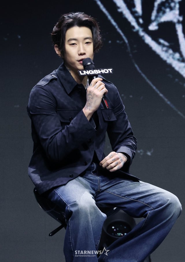 가수 박재범이 13일 오후 서울 영등포구 명화라이브홀에서 진행된 롱샷 데뷔 EP '샷 콜러스'(SHOT CALLERS) 발매기념 쇼케이스에서 멤버들과 대화를 하고 있다. 이번 데뷔 EP에는 선공개 곡 '쏘씬'(Saucin)을 비롯해 '백싯'(Backseat), '문워킨'(Moonwalkin), '페이스타임'(FaceTime), '네버 렛 고'(Never Let Go)까지 총 다섯 곡이 수록됐다. /2026.01.13 /사진=이동훈 photoguy@