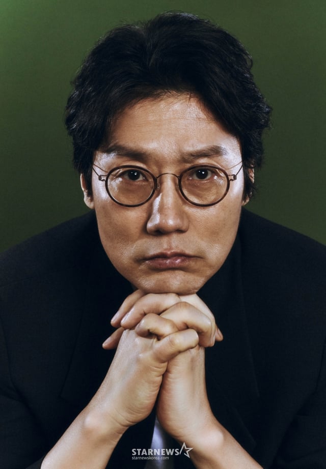 넷플릭스 오리지널 시리즈 오징어게임 시즌3의 황동혁 감독이 30일 진행된 라운드 인터뷰를 위해 포즈를 취하고 있다. /사진제공=넷플릭스 2025.06.30 /사진=이동훈 photoguy@