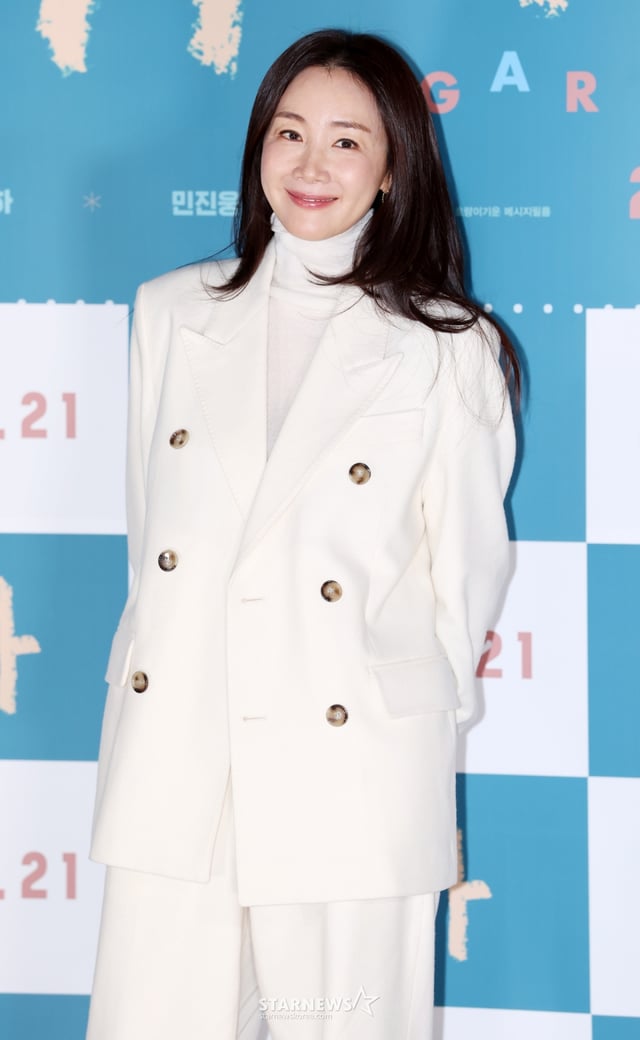 배우 최지우가 18일 서울 용산구 CGV 용산아이파크몰에서 진행된 영화 '슈가'(감독 최신춘) 제작보고회에 참석해 포즈를 취하고 있다. /025.12.18 /사진=김휘선 hwijpg@