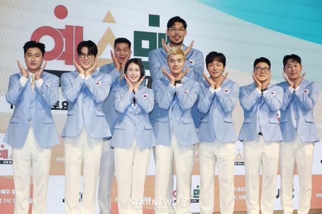 안정환, 박태환, 서장훈, 기보배, 김영광, 하승진, 김남일, 이형택, 윤석민이 14일 오후 서울 영등포구 페어몬트 앰배서더 호텔에서 진행된 JTBC 예능 '예스맨' 제작발표회에 참석해 포즈를 취하고 있다. 레전드 스포츠 스타들의 치열한 예능 생존전 ‘예스맨’은 오는 17일 첫 방송된다. /2026.01.14 /사진=이동훈 photoguy@