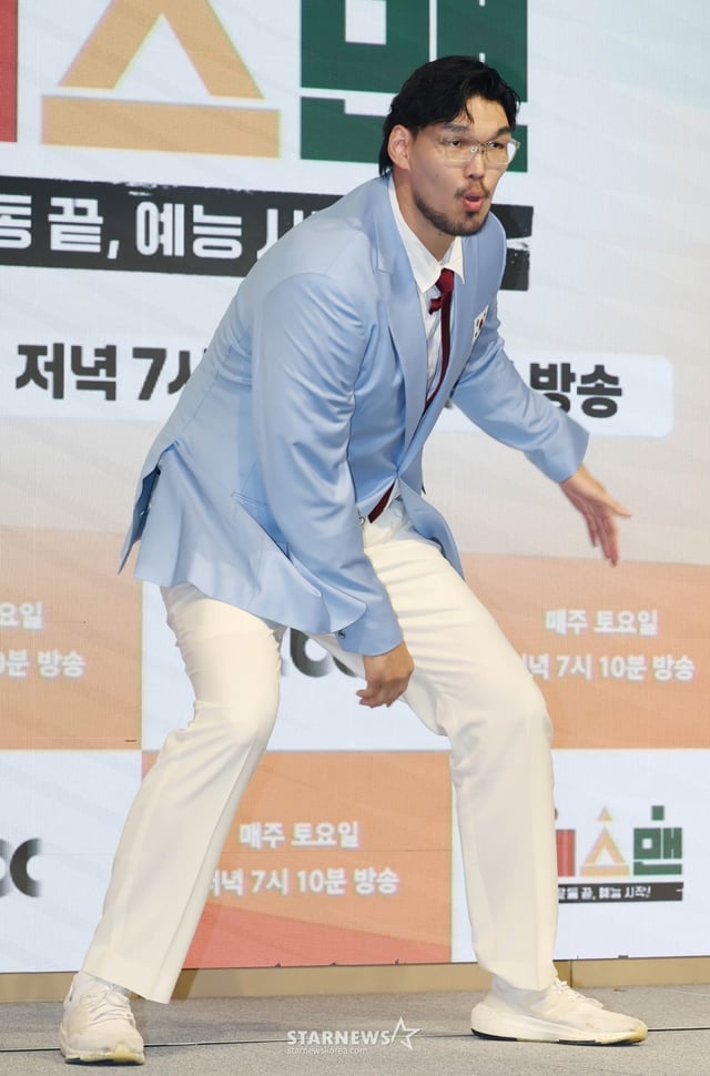 전 농구선수 하승진이 14일 오후 서울 영등포구 페어몬트 앰배서더 호텔에서 진행된 JTBC 예능 '예스맨' 제작발표회에 참석해 포즈를 취하고 있다. 레전드 스포츠 스타들의 치열한 예능 생존전 ‘예스맨’은 오는 17일 첫 방송된다. /2026.01.14 /사진=이동훈 photoguy@