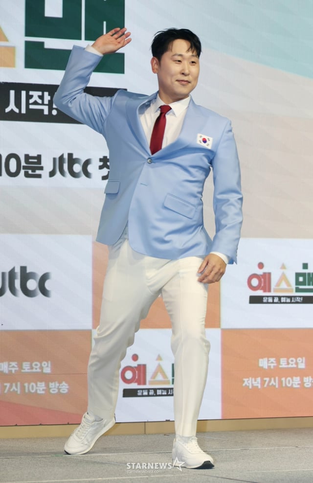 전 야구선수 윤석민이 14일 오후 서울 영등포구 페어몬트 앰배서더 호텔에서 진행된 JTBC 예능 '예스맨' 제작발표회에 참석해 포즈를 취하고 있다. 레전드 스포츠 스타들의 치열한 예능 생존전 ‘예스맨’은 오는 17일 첫 방송된다. /2026.01.14 /사진=이동훈 photoguy@