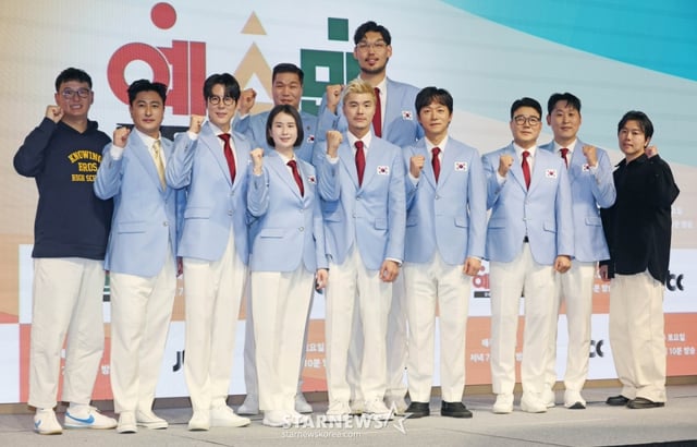 최창수CP, 안정환, 박태환, 서장훈, 기보배, 김영광, 하승진, 김남일, 이형택, 윤석민, 김동욱PD가이 14일 오후 서울 영등포구 페어몬 앰배서더 호텔에서 진행된 JTBC 예능 '예스맨' 제작발표회에 참석해 포즈를 취하고 있다. 레전드 스포츠 스타들의 치열한 예능 생존전 ‘예스맨’은 오는 17일 첫 방송된다. /2026.01.14 /사진=이동훈 photoguy@