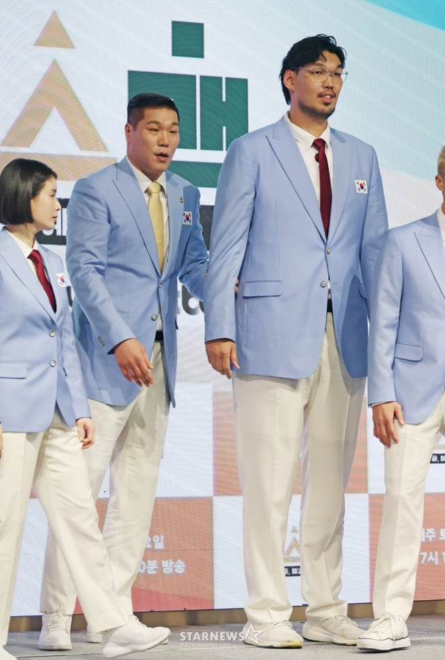 방송인 서장훈, 하승진이 14일 오후 서울 영등포구 페어몬트 앰배서더 호텔에서 진행된 JTBC 예능 '예스맨' 제작발표회에 참석해 포즈를 취하고 있다. 레전드 스포츠 스타들의 치열한 예능 생존전 ‘예스맨’은 오는 17일 첫 방송된다. /2026.01.14 /사진=이동훈 photoguy@