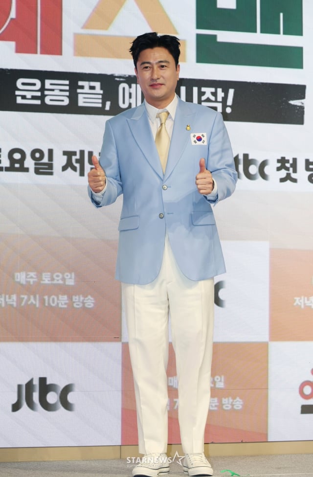 방송인 안정환이 14일 오후 서울 영등포구 페어몬트 앰배서더 호텔에서 진행된 JTBC 예능 '예스맨' 제작발표회에 참석해 포즈를 취하고 있다. 레전드 스포츠 스타들의 치열한 예능 생존전 ‘예스맨’은 오는 17일 첫 방송된다. /2026.01.14 /사진=이동훈 photoguy@