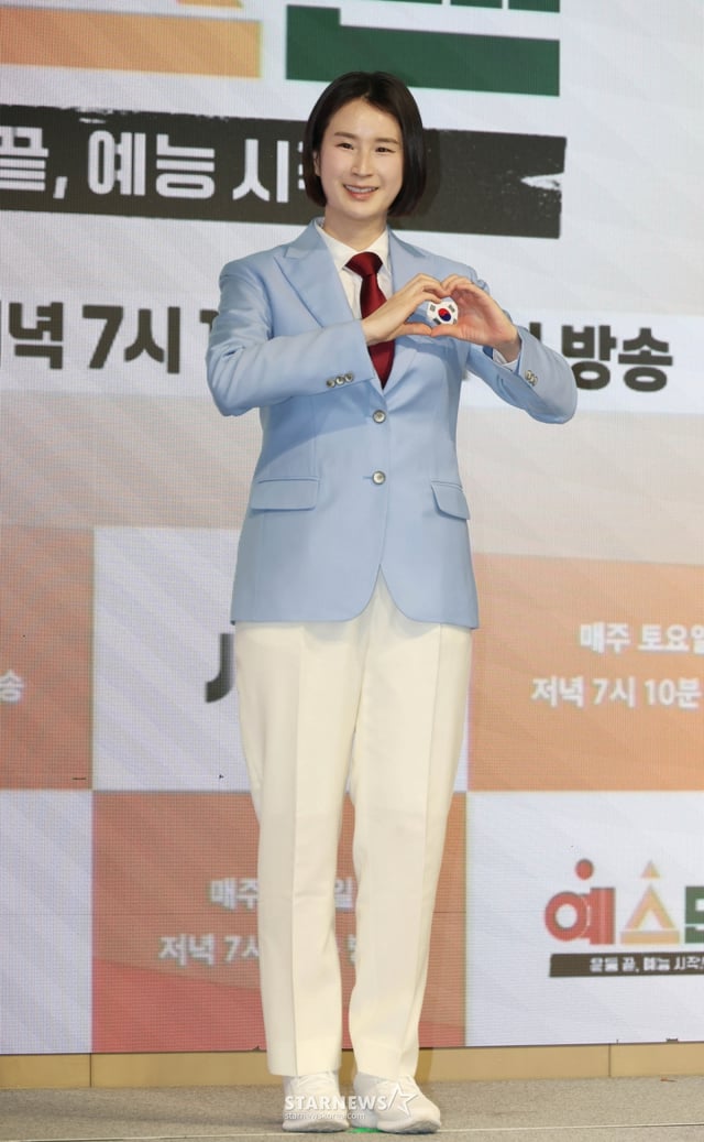 양궁선수 기보배가 14일 오후 서울 영등포구 페어몬트 앰배서더 호텔에서 진행된 JTBC 예능 '예스맨' 제작발표회에 참석해 포즈를 취하고 있다. 레전드 스포츠 스타들의 치열한 예능 생존전 ‘예스맨’은 오는 17일 첫 방송된다. /2026.01.14 /사진=이동훈 photoguy@