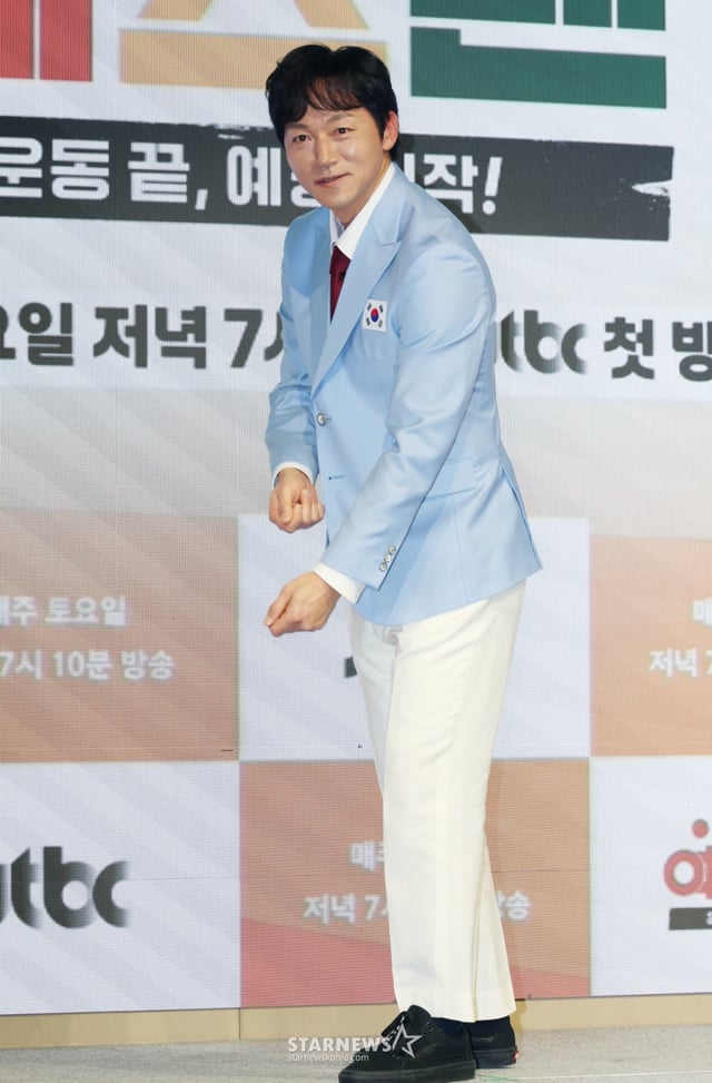 축구감독 김남일이 14일 오후 서울 영등포구 페어몬트 앰배서더 호텔에서 진행된 JTBC 예능 '예스맨' 제작발표회에 참석해 포즈를 취하고 있다. 레전드 스포츠 스타들의 치열한 예능 생존전 ‘예스맨’은 오는 17일 첫 방송된다. /2026.01.14 /사진=이동훈 photoguy@