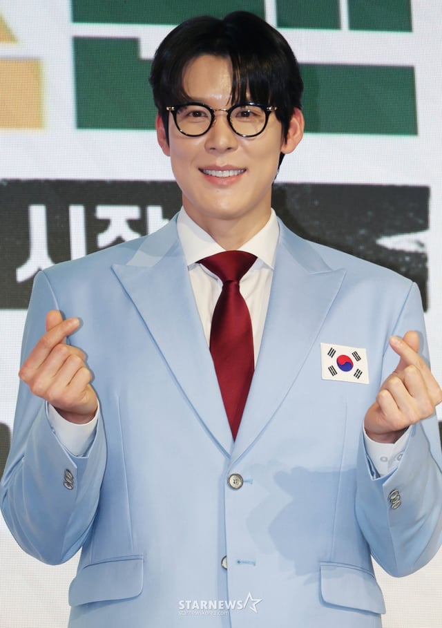 전 수영선수 박태환이 14일 오후 서울 영등포구 페어몬트 앰배서더 호텔에서 진행된 JTBC 예능 '예스맨' 제작발표회에 참석해 포즈를 취하고 있다. 레전드 스포츠 스타들의 치열한 예능 생존전 ‘예스맨’은 오는 17일 첫 방송된다. /2026.01.14 /사진=이동훈 photoguy@