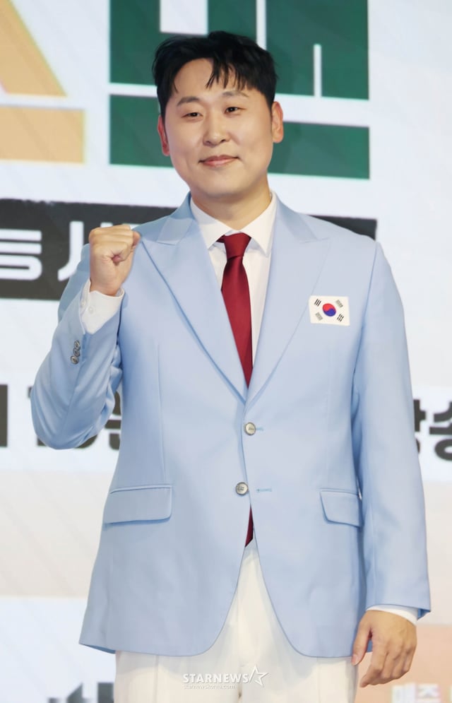 전 야구선수 윤석민이 14일 오후 서울 영등포구 페어몬트 앰배서더 호텔에서 진행된 JTBC 예능 '예스맨' 제작발표회에 참석해 포즈를 취하고 있다. 레전드 스포츠 스타들의 치열한 예능 생존전 ‘예스맨’은 오는 17일 첫 방송된다. /2026.01.14 /사진=이동훈 photoguy@
