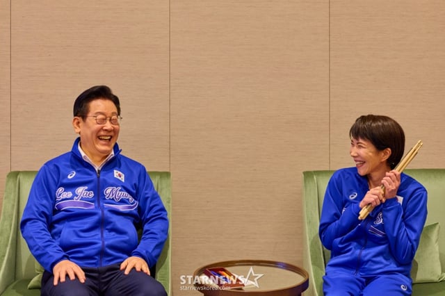 (나라(일본)=뉴스1) 이재명 기자 = 이재명 대통령과 다카이치 사나에 일본 총리가 13일 일본 나라현의 한 호텔에서 환담 중 즉석 드럼 협주를 하기 위해 유니폼을 착용하고 있다. 청와대는 이날 한일 정상회담과 관련해 "다카이치 총리가 이재명 대통령에게 드럼 스틱을 선물하고, 즉석에서 드럼 연주 방법을 직접 설명하며 합주를 이끌었다"고 밝혔다. (공동취재) 2026.1.13/뉴스1 Copyright © 뉴스1. All rights reserved. 무단 전재 및 재배포, AI학습 이용 금지. /사진=(나라(일본)=뉴스1) 이재명 기자