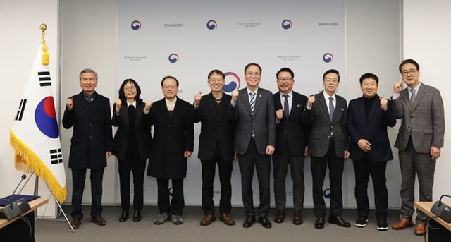 김영수(가운데) 문체부 제1차관과 제8기 지역신문발전위원회 위원들. /사진=문체부 