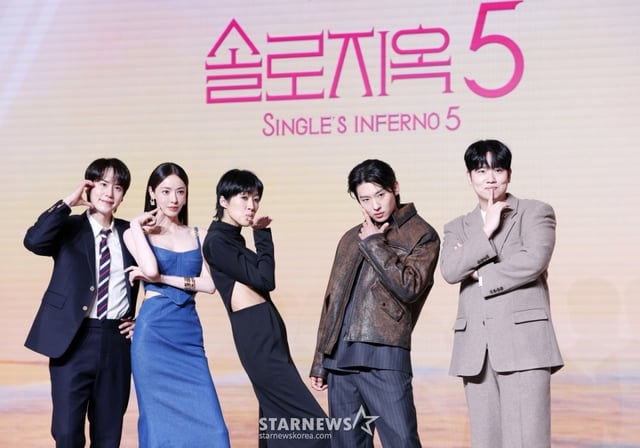 가수 규현, 배우 이다희, 방송인 홍진경, 덱스, 한해가 14일 서울 마포구 호텔나루에서 진행된 넷플릭스 예능 '솔로지옥 시즌5' 제작발표회에 참석해 포즈를 취하고 있다. /2026.01.14 /사진=김휘선 hwijpg@