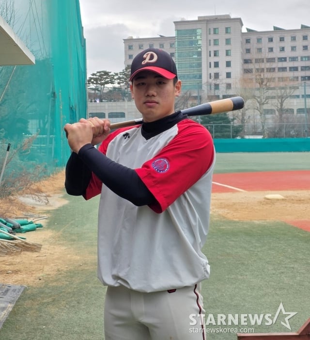 덕수고 엄준상이 최근 덕수고에서 스타뉴스와 만나 포즈를 취하고 있다 . /사진=김동윤 기자