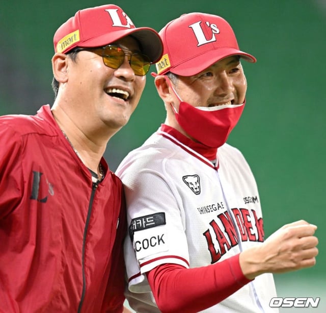 SSG 랜더스 시절 함께했던 김원형(오른쪽) 감독과 고(故) 김민재 코치.