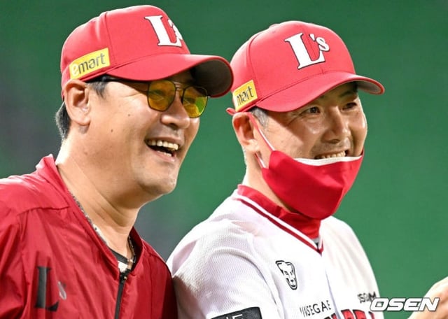 SSG 랜더스 시절 함께했던 김원형(오른쪽) 감독과 고(故) 김민재 코치.