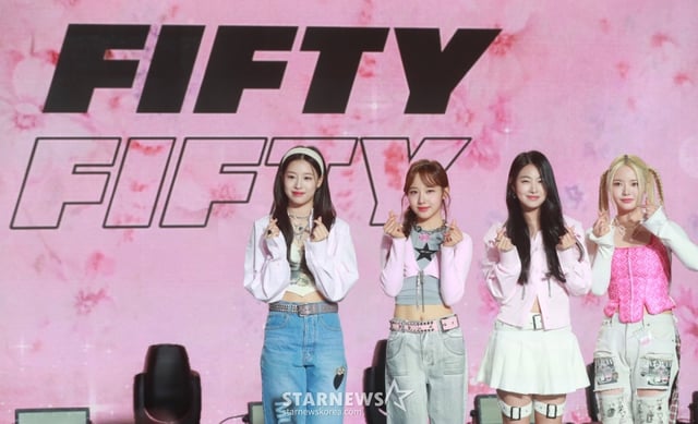 걸그룹 피프티피프티(FIFTY FIFTY)가 13일 오후 서울 강남구 일지아트홀에서 진행된 기자간담회에 앞서 포즈를 취하고 있다.   /2023.04.13