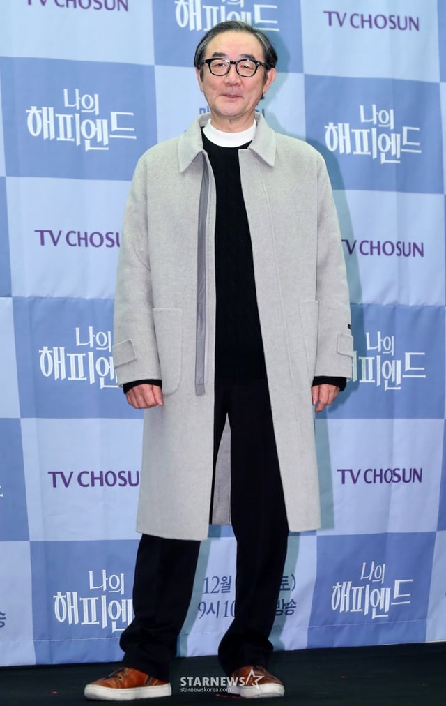 배우 김홍파가 21일 오전 서울 마포구 상암동 스탠포드 호텔에서 진행된 TV조선 주말미니시리즈 '나의 해피엔드' 제작발표회에 참석해 포즈를 취하고 있다. 2023.12.21 /사진=김창현