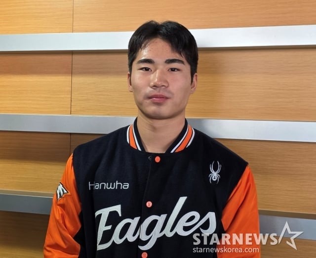 한화 오재원이 14일 대전 컨벤션센터에서 열린 2026 KBO 신인 오리엔테이션 중 취재진과 인터뷰했다. /사진=김동윤 기자