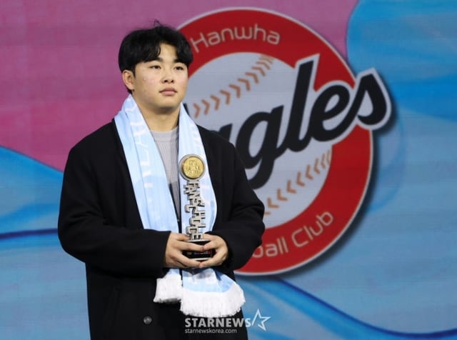 '2025 컴투스프로야구 리얼글러브 어워드(Real Glove Award)'가 지난해 12월 서울 광진구 그랜드 워커힐 서울에서 열렸다. 한화 문현빈이 팬 초이스상 수상 후 소감을 밝히고 있다. /사진=김진경 대기자