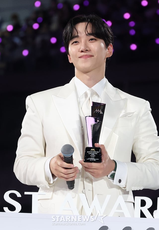 배우 이준호가 6일 가오슝 내셔널 스타디움에서 진행된 스타뉴스 주최 '10주년 아시아 아티스트 어워즈 2025(10th Anniversary Asia Artist Awards 2025, '10주년 AAA 2025')에서 베스트 아티스트상을 수상한 후 소감을 밝히고 있다. /사진=김진경 kim.jinkyung@