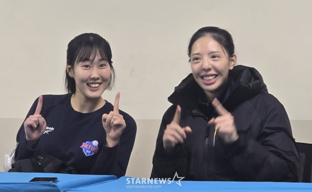 박은서(왼쪽)와 육서영이 지난 15일 서울 장충체육관에서 열린 GS칼텍스와의 '진에어 2025~2026 V리그 여자부 정규리그' 4라운드에서 세트 스코어 3-1(25-21 25-15 17-25 25-23) 승리 후 기자회견에서 포즈를 취하고 있다. /사진=박재호 기자
