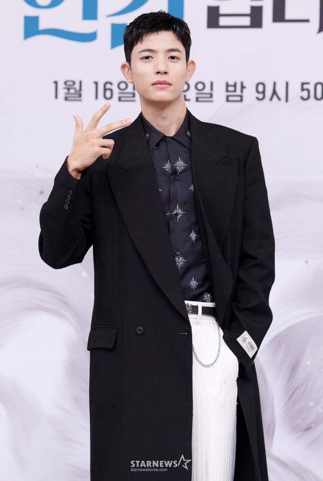 배우 로몬이 16일 서울 양천구 목동 SBS에서 진행된 SBS 금토드라마 '오늘부터 인간입니다만' 제작발표회에 참석해 포즈를 취하고 있다. /2026.01.16 /사진=김휘선 hwijpg@
