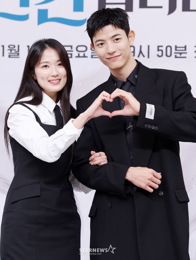 배우 김혜윤, 로몬이 16일 서울 양천구 목동 SBS에서 진행된 SBS 금토드라마 '오늘부터 인간입니다만' 제작발표회에 참석해 포즈를 취하고 있다. /2026.01.16 /사진=김휘선 hwijpg@