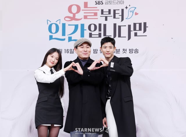 배우 김혜윤, 김정권 감독, 배우 로몬이 16일 서울 양천구 목동 SBS에서 진행된 SBS 금토드라마 '오늘부터 인간입니다만' 제작발표회에 참석해 포즈를 취하고 있다. /2026.01.16 /사진=김휘선 hwijpg@
