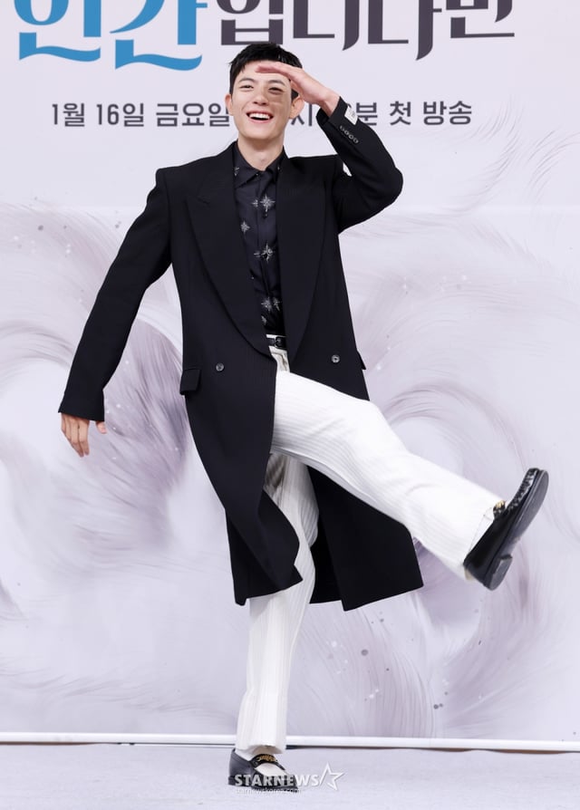 배우 로몬이 16일 서울 양천구 목동 SBS에서 진행된 SBS 금토드라마 '오늘부터 인간입니다만' 제작발표회에 참석해 포즈를 취하고 있다. /2026.01.16 /사진=김휘선 hwijpg@
