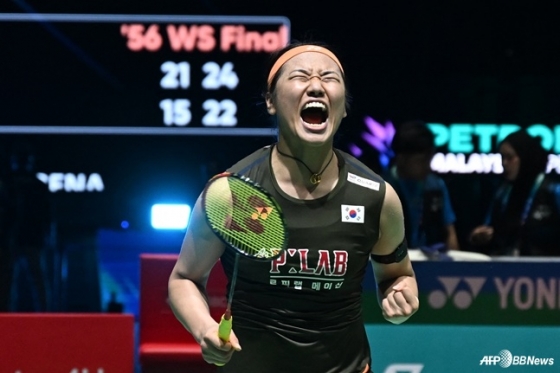 안세영이 11일(한국시간) 말레이시아 쿠알라룸푸르에서 열린 세계배드민턴연맹(BWF) 월드투어 슈퍼 1000 말레이시아 오픈 여자 단식 우승 확정 후 포효하고 있다. /AFPBBNews=뉴스1