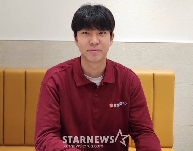 황준서가 16일 대전의 한 칼국수집에서 일일 알바생으로 변신해 팬 맞이를 앞두고 스타뉴스와 인터뷰를 하고 있다. /사진=안호근 기자