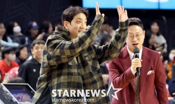 올스타전 전야제를 찾은 허훈이 관중들에게 인사하고 있다. /사진=강영조 선임기자